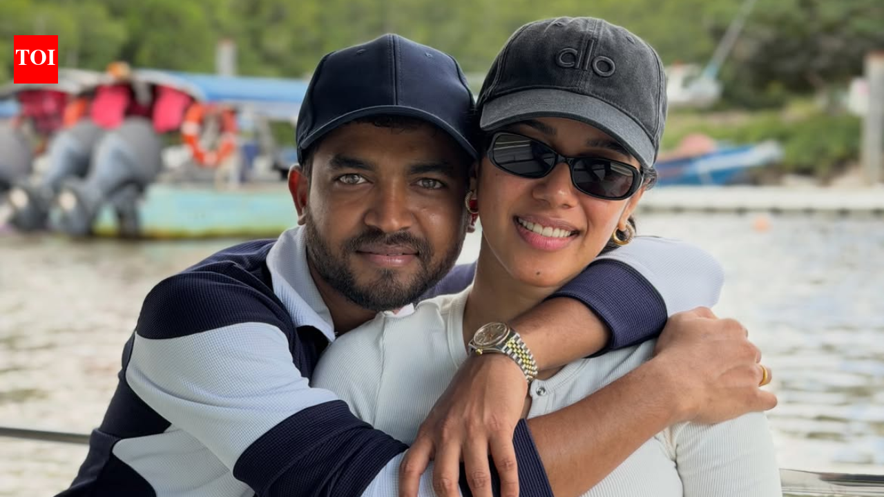 Actress Mirnalini Ravi announces engagement to longtime partner Mahavishnu; shares pictures