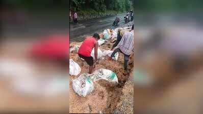 Liquor truck overturns in Chatra, passers-by loot bottles