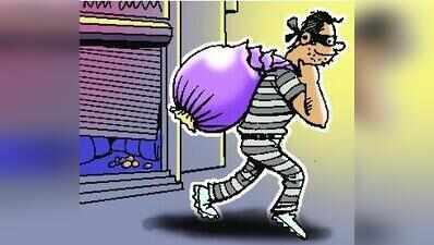 Woman suspects helps after Rs 20L jewellery theft