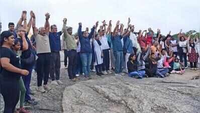 Walkers form human chain at Lalbagh to oppose tunnel road in Bengaluru