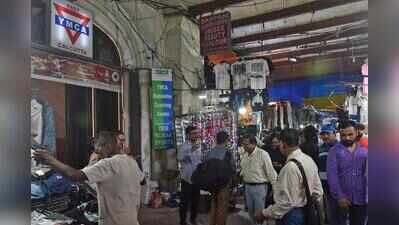Hawkers scuffle over space in Chowringhee
