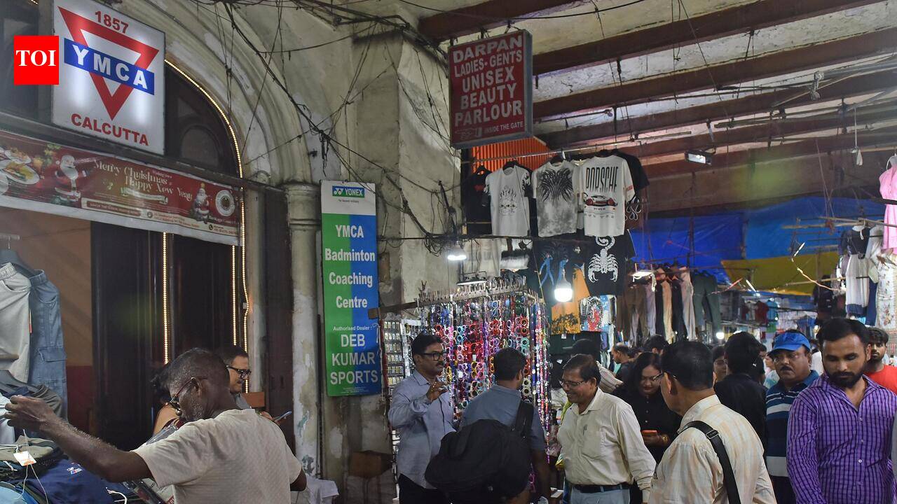 Hawkers scuffle over space in Chowringhee