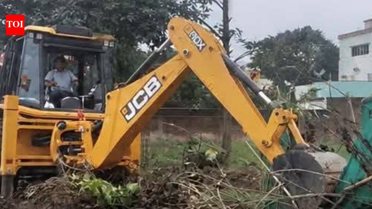 Hazaribag Officials Remove Illegal Structures on Disputed Govt Plot
