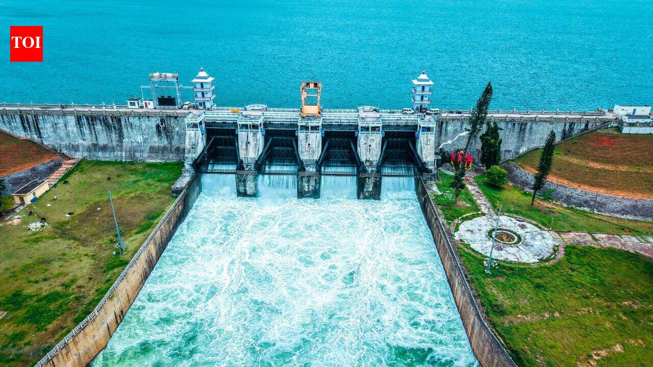 KRS crosses 100ft mark, Kabini releases 27k cusecs water
