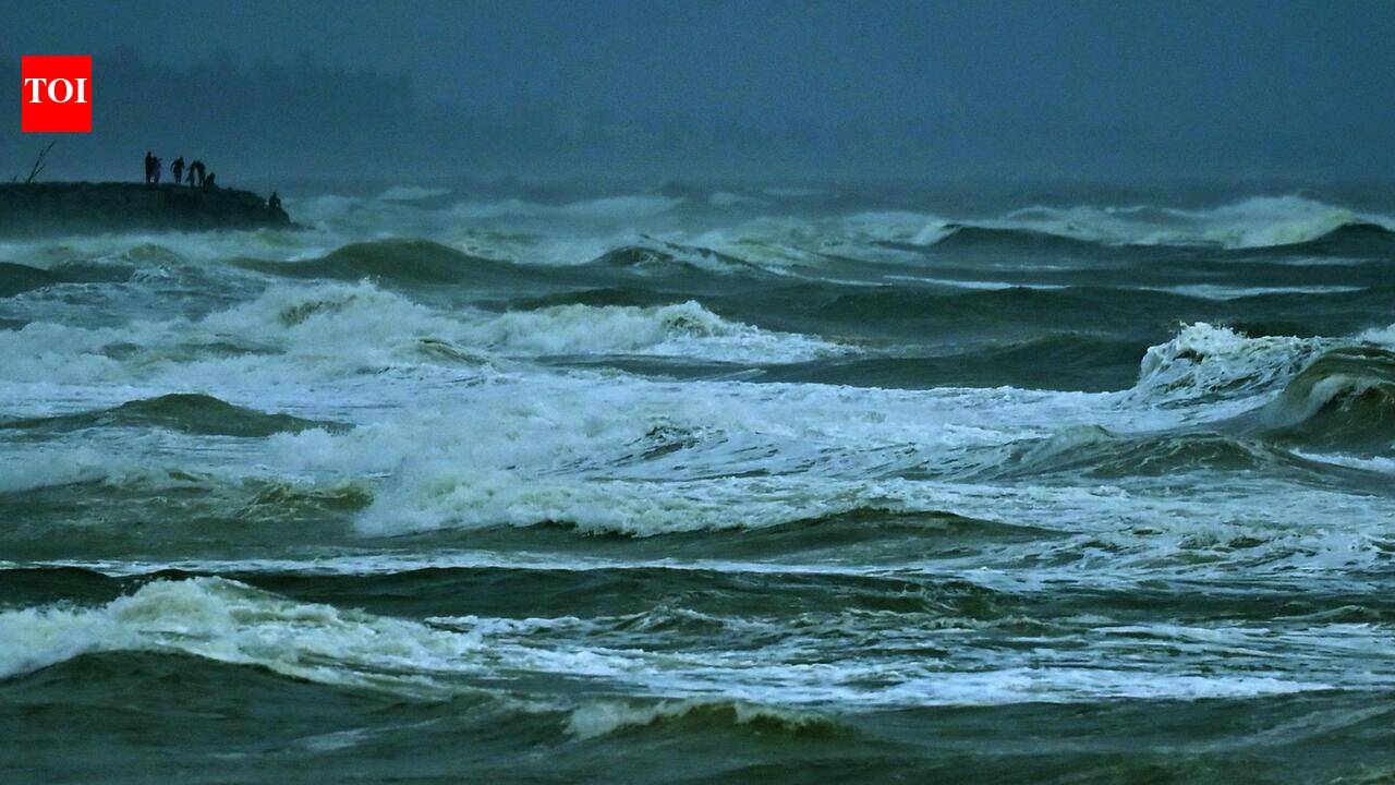 Rough seas shut Papanasam and Kappil beaches at Varkala