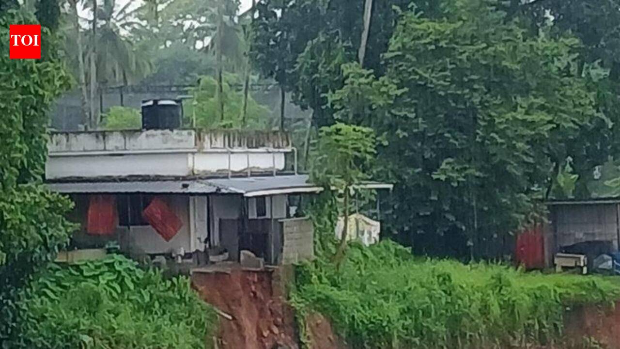 Rain triggers Bharathapuzha riverbank erosion, Sree Yajneswaram temple dining hall may cave in