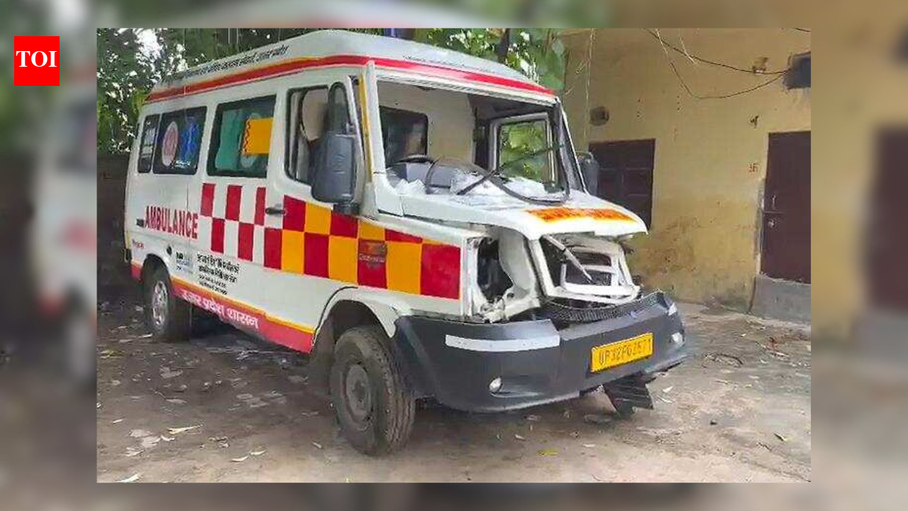 Ambulance with patient stranded for 50 minutes in Gzb after crash with kanwar trolley