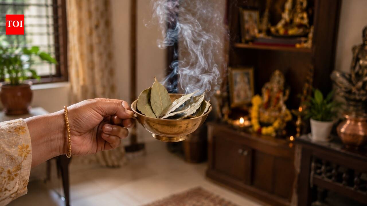 तेजपत्ते का धुआं दूर करेगा घर की नकारात्मक ऊर्जा? जानें इस प्राचीन परंपरा का महत्व