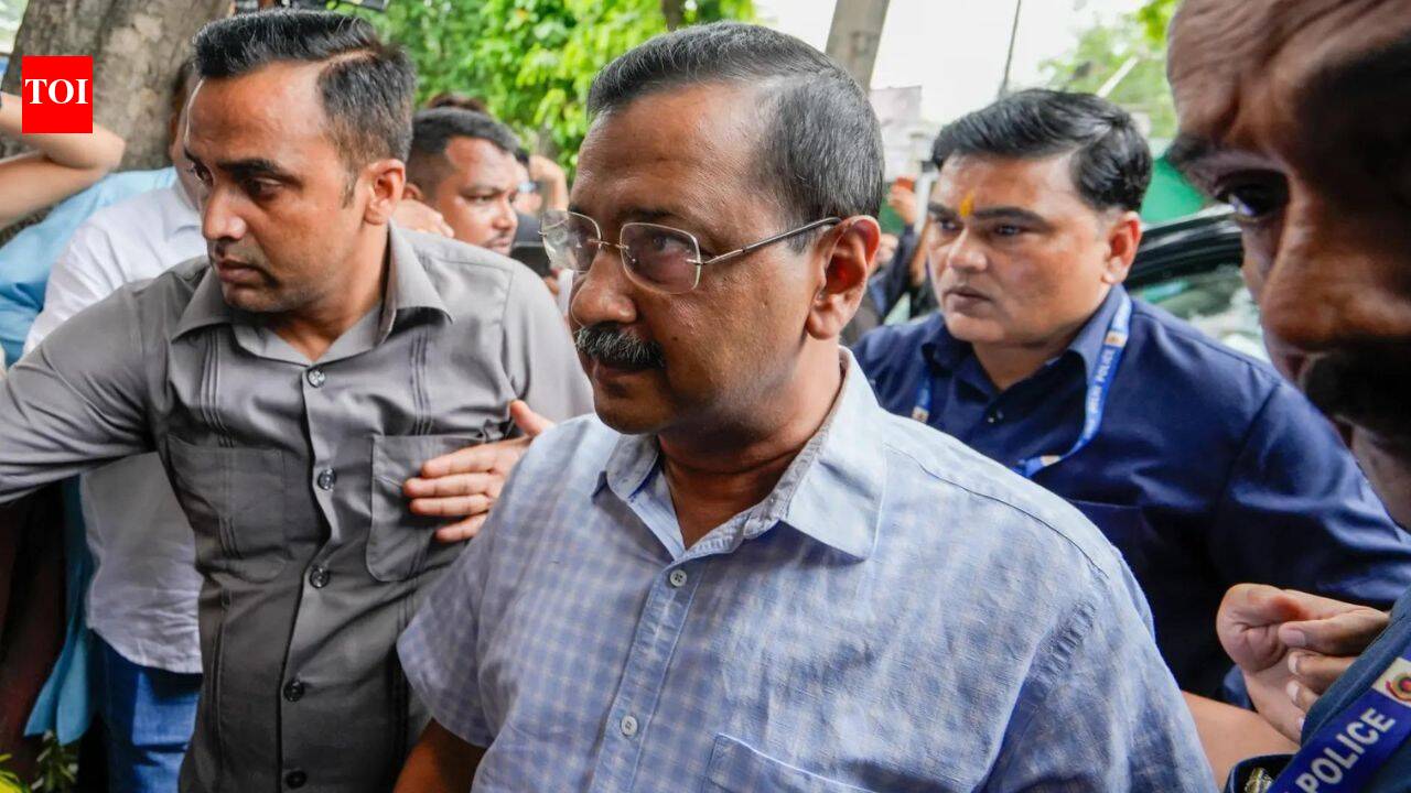 AAP protest E20 petrol policy: Kejriwal, Sisodia stage sit-in after march to PM Modi's residence stopped