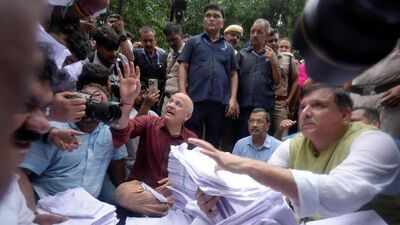 AAP protest E20 petrol policy: Kejriwal, Sisodia stage sit-in after march to PM Modi's residence stopped
