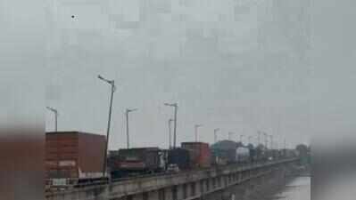 Traffic jam on highway as truck’s bearing failed on Ganga bridge