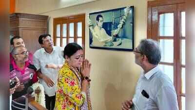 Min meets family of ‘Mahalaya voice’, proposes heritage tag for house