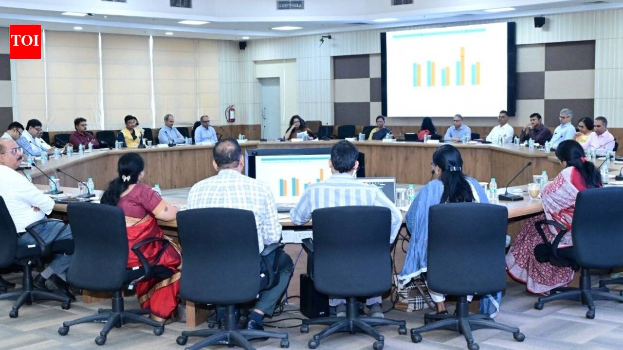 Focus on economy, flood-fight at all-secretaries meeting