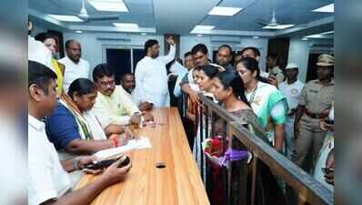 Provide prompt & lasting solutions to public issues, Seethakka tells officials