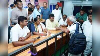 Provide prompt & lasting solutions to public issues, Seethakka tells officials