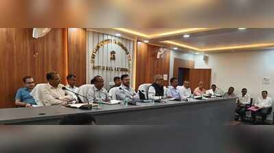 North Chotanagpur commissioner reviews revenue collection, orders action on pending cases