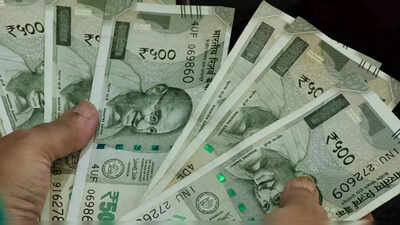 Rupee hits 1-month closing high despite RBI repo rate pause; sliding crude oil prices help