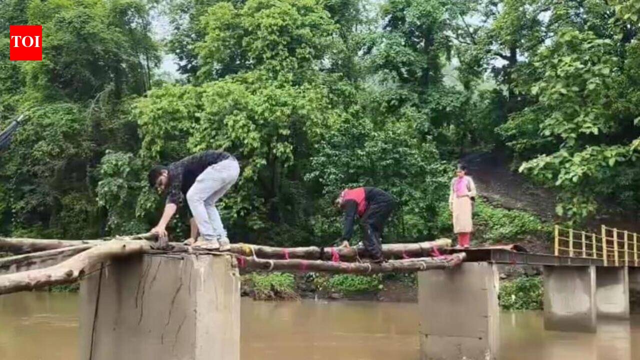 Man falls into river from broken footbridge in Trimbakeshwar, swept away