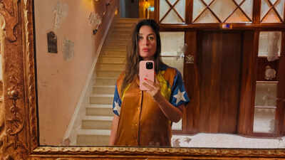 Kareena Kapoor Khan’s Venice selfies are going viral, but her vacation shirt is what everyone’s talking about