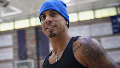  Twitch streamer Austin McBroom reacts after woman grabs him on livestream</b>