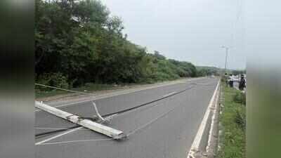 Six high-tension poles collapse on Gurgaon-Faridabad Road, triggers traffic chaos