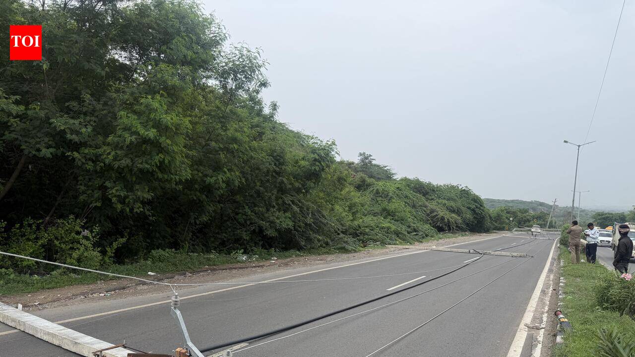 Six high-tension poles collapse on Gurgaon-Faridabad Road, triggers traffic chaos