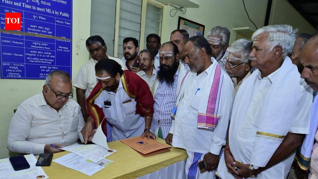 A first in Karnataka politics: 50,000 priests make a pitch for their preferred 'temples minister'!