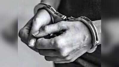 Commuters and cop nab man who snatched gold chain from woman at railway station