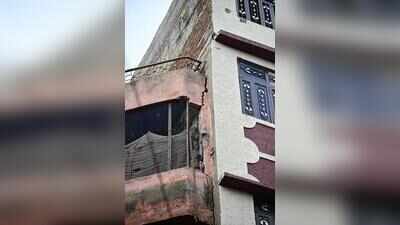 Deep cracks force evacuation of five families in Jaipur’s Walled City