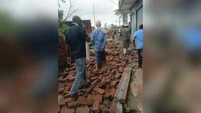 40-ft wall collapses killing two siblings, injuring three other kids