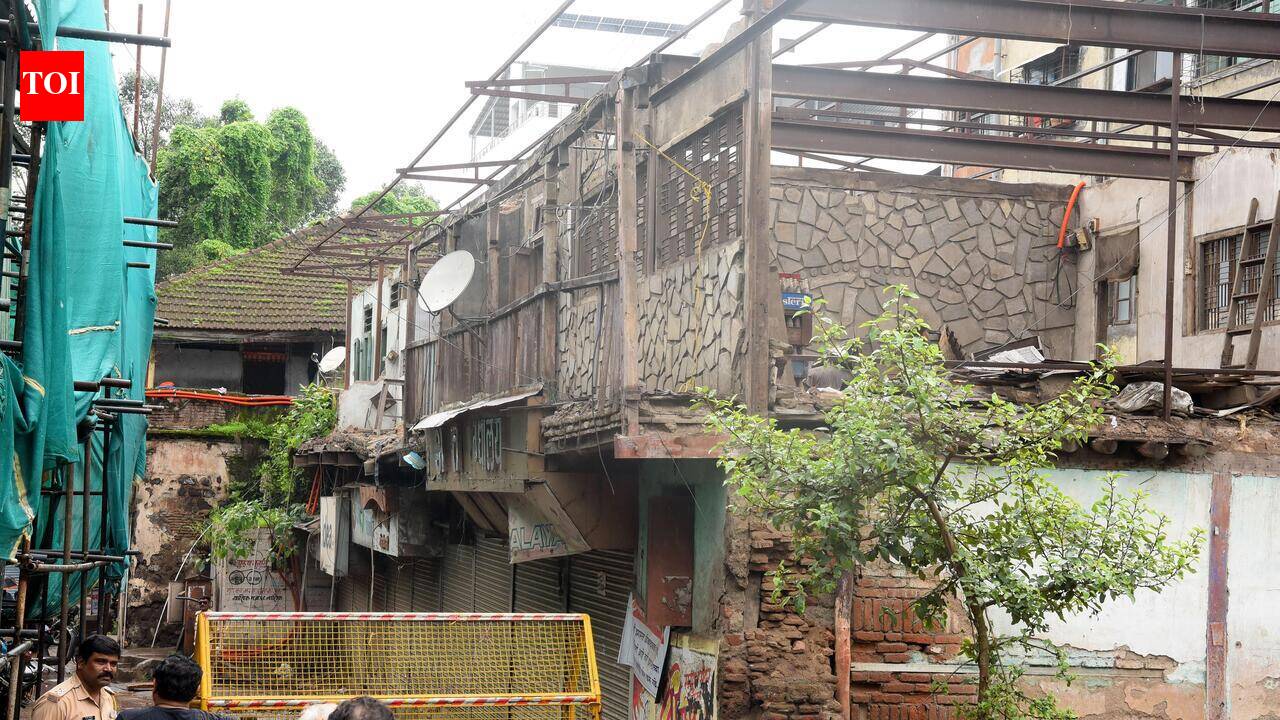 Survey finds 1,200 dilapidated structures, Nashik Municipal Corporation demolishes 18 wadas
