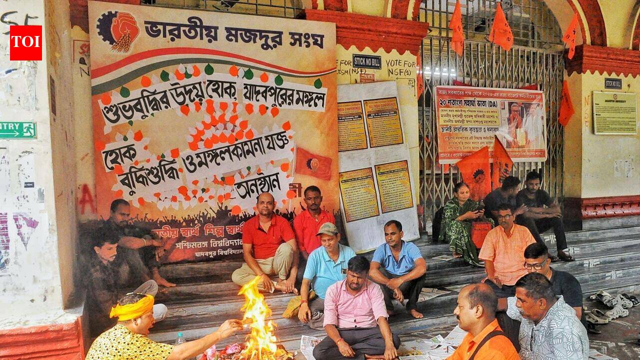 Right wing union performs ‘yajna' at JU to get officials out