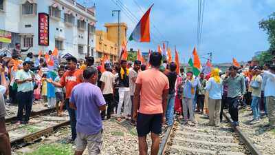 Rail blockade over Buxar crossing closure hits train services