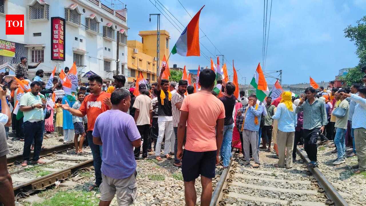 Rail blockade over Buxar crossing closure hits train services