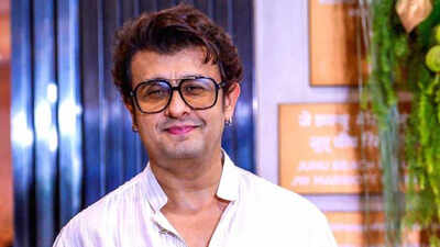 Sonu Nigam performs Mohammed Rafi's classic ‘Suhani Raat Dhal Chuki’ during surgery, shares video with heartfelt note about 'the joy of music' - WATCH