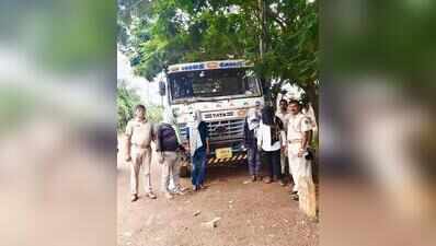 Stolen goods carrier recovered, 4 held