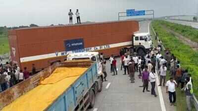 Trailer challaned, miffed driver blocks Samruddhi near Wardha
