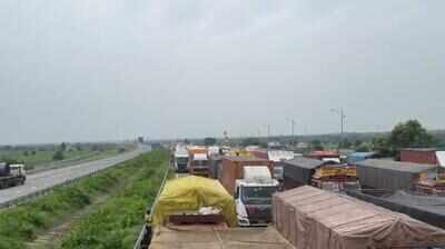 Trailer challaned, miffed driver blocks Samruddhi near Wardha