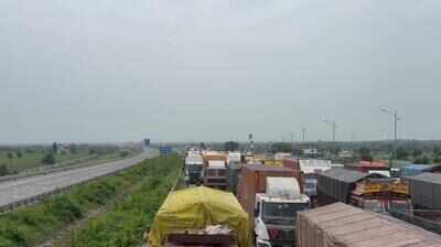 Trailer challaned, miffed driver blocks Samruddhi near Wardha