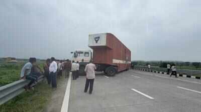 Trailer challaned, miffed driver blocks Samruddhi near Wardha