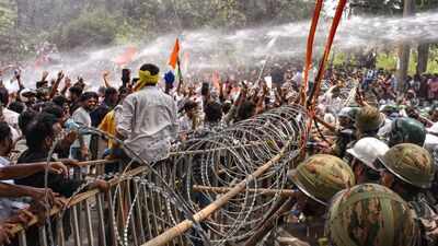 Lathis, water cannons, barbed wires: Ranchi becomes warzone as JPSC protesters march towards assembly
