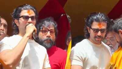 'Arjun Reddy' duo Sandeep Reddy Vanga and Vijay Deverakonda join Bonalu celebrations with fans in Hyderabad; Faria Abdullah joins with  special dance