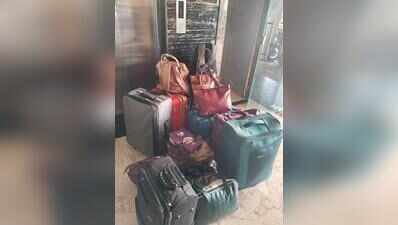 Man forced to pay Rs 4,700 to porters in Howrah station. RPF arrests porter and gets him refund after viral post