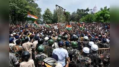 Thousands of protesters breach barricades to reach House