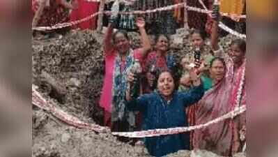 ‘Water like poison’: Juhi residents protest year-long contaminated supply
