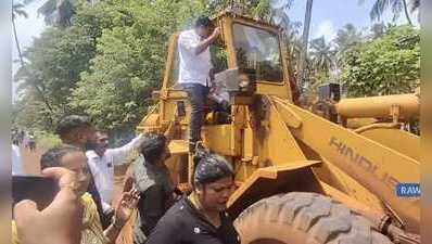 Sardesai, Patkar join Velsao locals in double-tracking protest