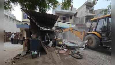 8 km of roads cleared of encroachments on first day of city-wide drive