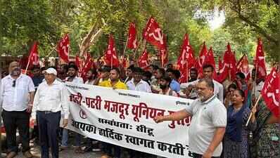 Street vendors, unions protest outside Mini Secretariat; traffic hit