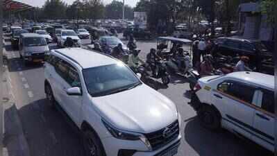 Street vendors, unions protest outside Mini Secretariat; traffic hit
