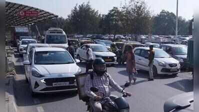 Street vendors, unions protest outside Mini Secretariat; traffic hit